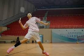 为什么主审主审在比赛中频繁向投手提供磨搓后的新球以防异物